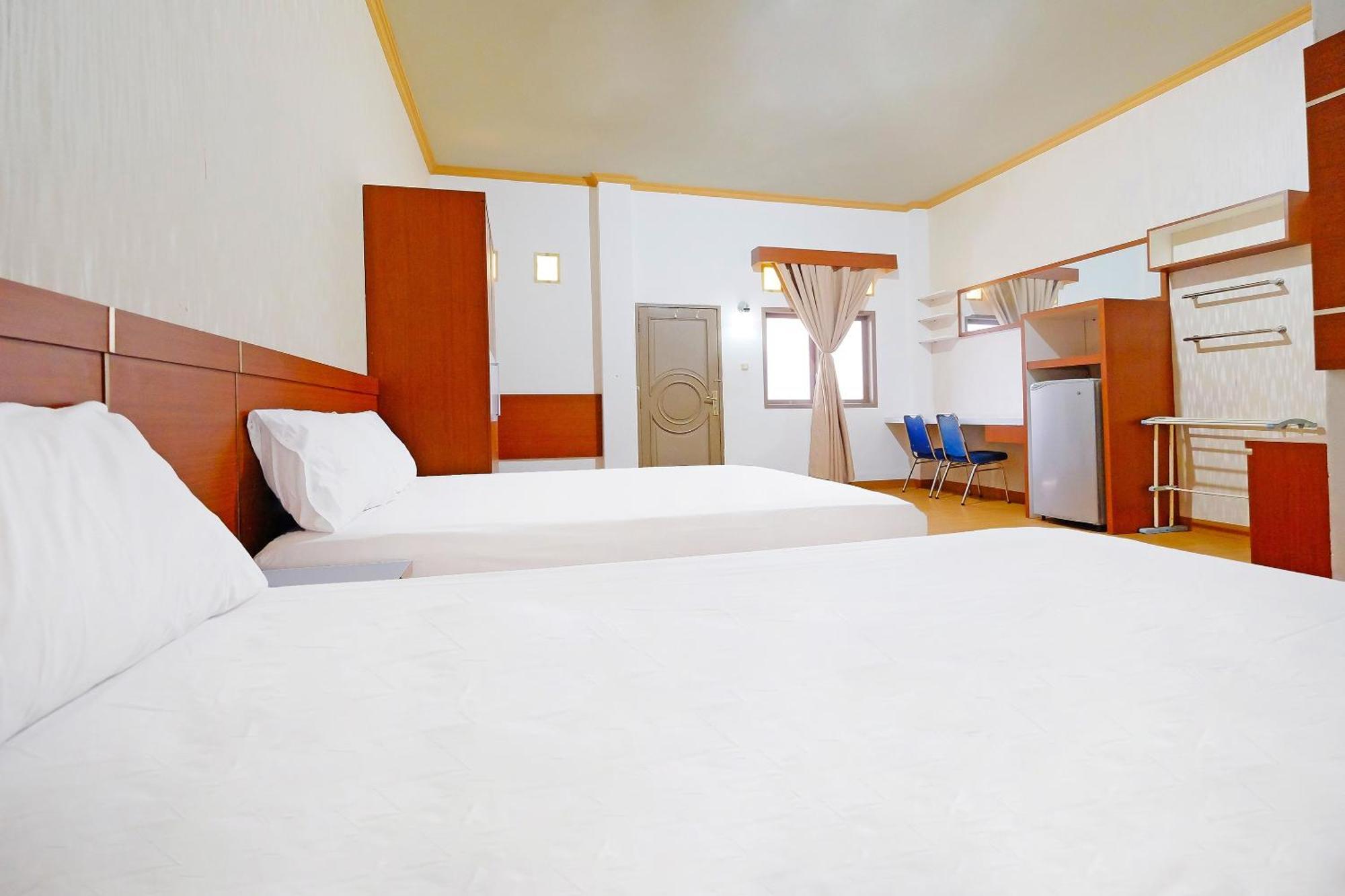 Collection O 91046 Hotel Remaja Indah Masamba Exterior photo