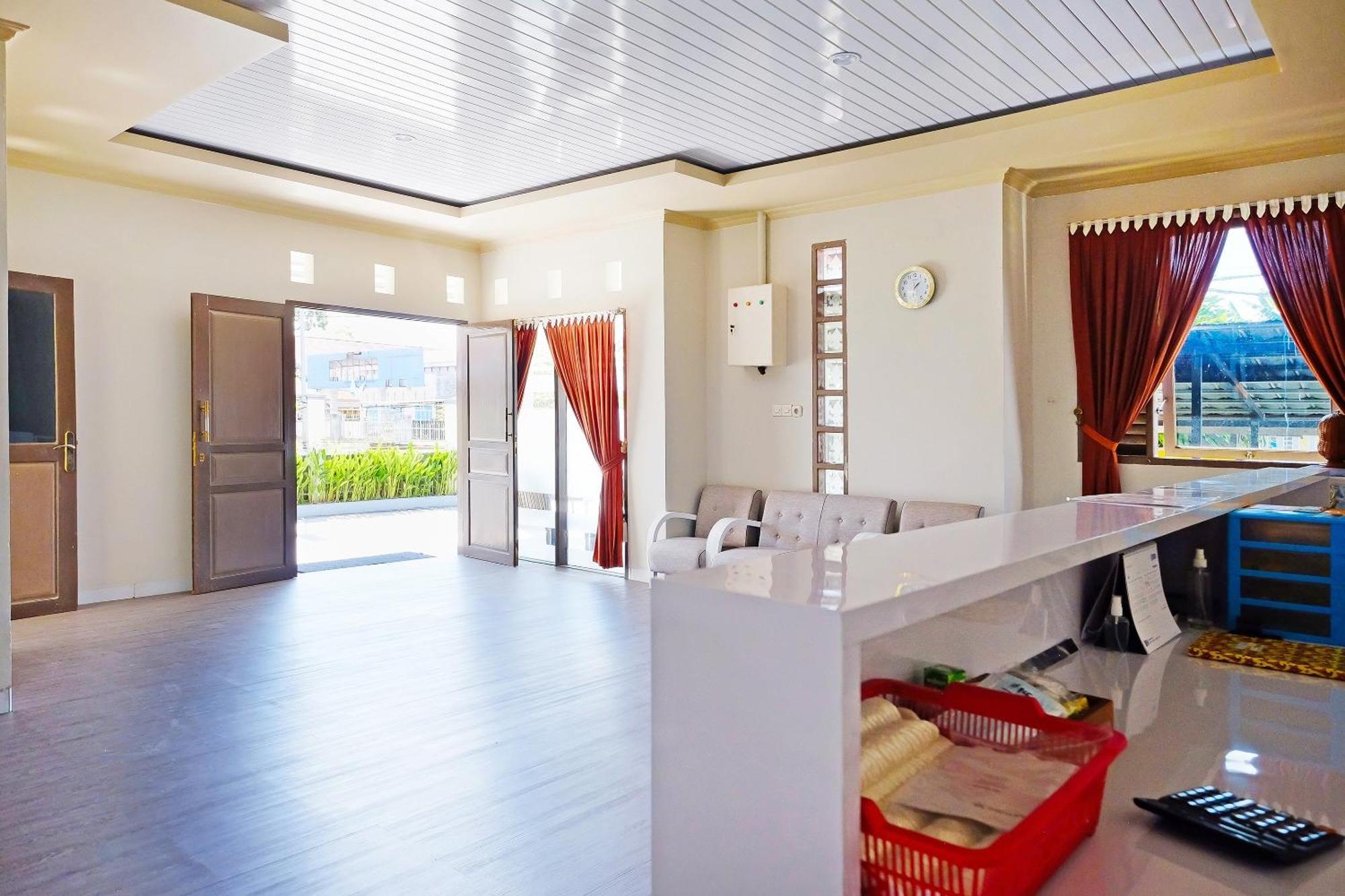 Collection O 91046 Hotel Remaja Indah Masamba Exterior photo